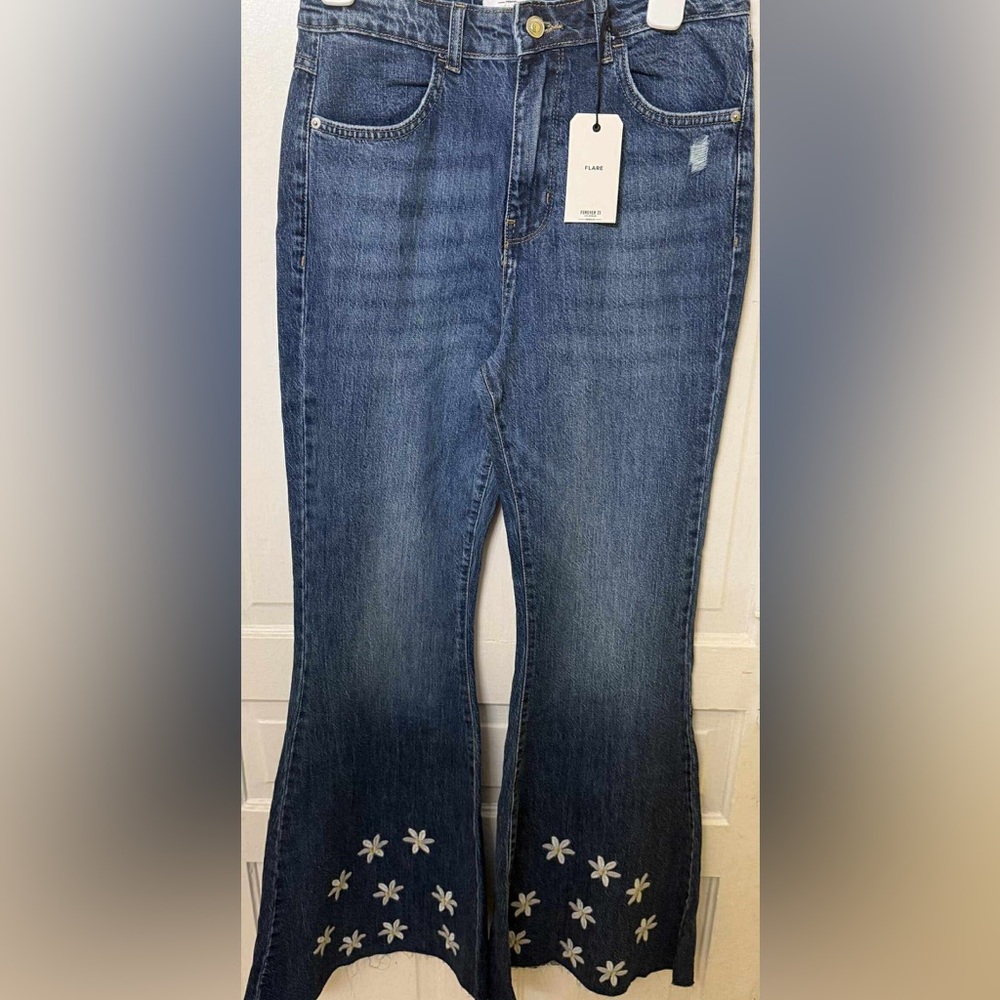Forever 21 Flare Jeans w/ Daisy Embroidered Hem NWT Size 28 (also sizes 30,& 31)